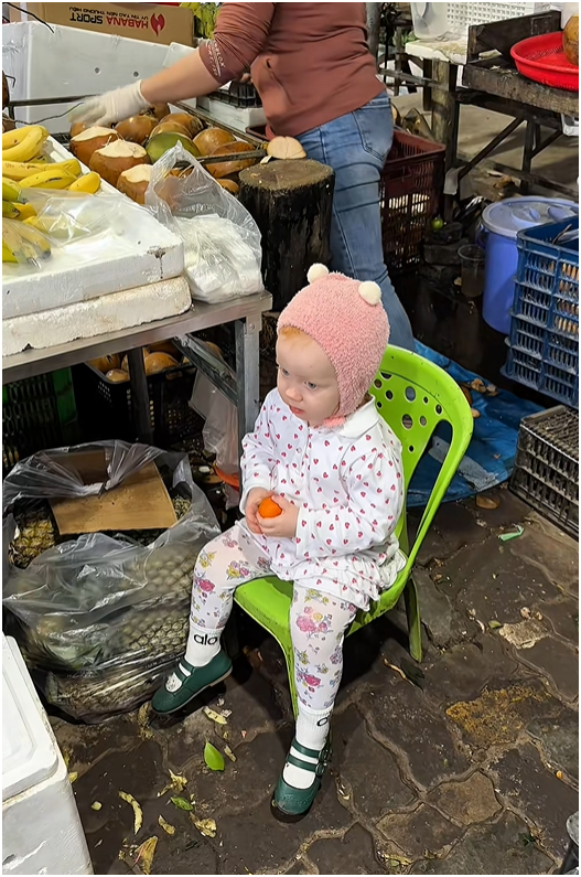 Em bé Tây đi chợ ở Đà Nẵng hút 2 triệu view: Danh tính bất ngờ!- Ảnh 2. Em bé Tây đi chợ ở Đà Nẵng hút 2 triệu view: Danh tính bất ngờ!- Ảnh 2.
