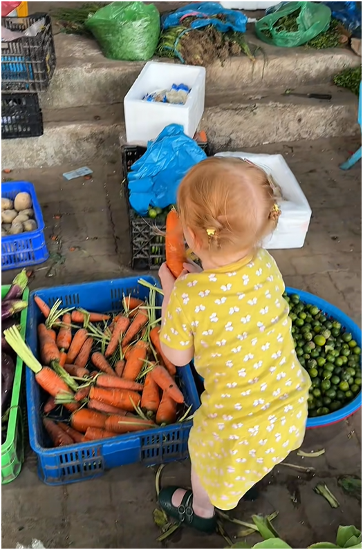 Em bé Tây đi chợ ở Đà Nẵng hút 2 triệu view: Danh tính bất ngờ!- Ảnh 4. Em bé Tây đi chợ ở Đà Nẵng hút 2 triệu view: Danh tính bất ngờ!- Ảnh 4.