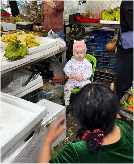 Em bé Tây đi chợ ở Đà Nẵng hút 2 triệu view: Danh tính bất ngờ!- Ảnh 8. Em bé Tây đi chợ ở Đà Nẵng hút 2 triệu view: Danh tính bất ngờ!- Ảnh 8.