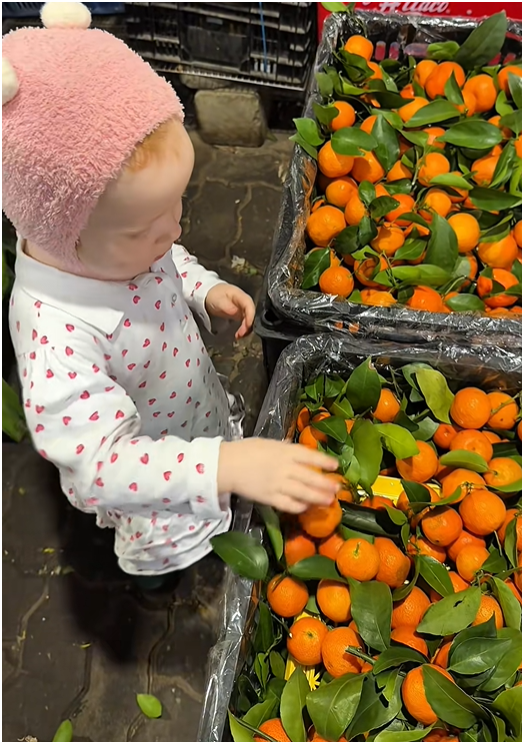 Em bé Tây đi chợ ở Đà Nẵng hút 2 triệu view: Danh tính bất ngờ!- Ảnh 3. Em bé Tây đi chợ ở Đà Nẵng hút 2 triệu view: Danh tính bất ngờ!- Ảnh 3.