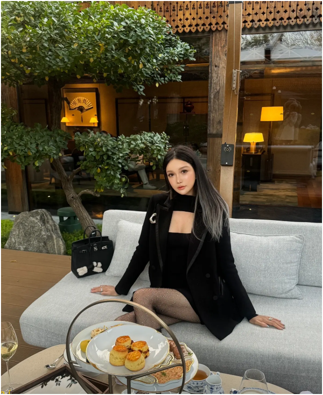 C&ocirc; g&aacute;i cao 1m80 bị &eacute;p dao k&eacute;o từ năm 14 tuổi, hơn 300 lần phẫu thuật: Gương mặt hiện tại thế n&agrave;o? - Ảnh 8.