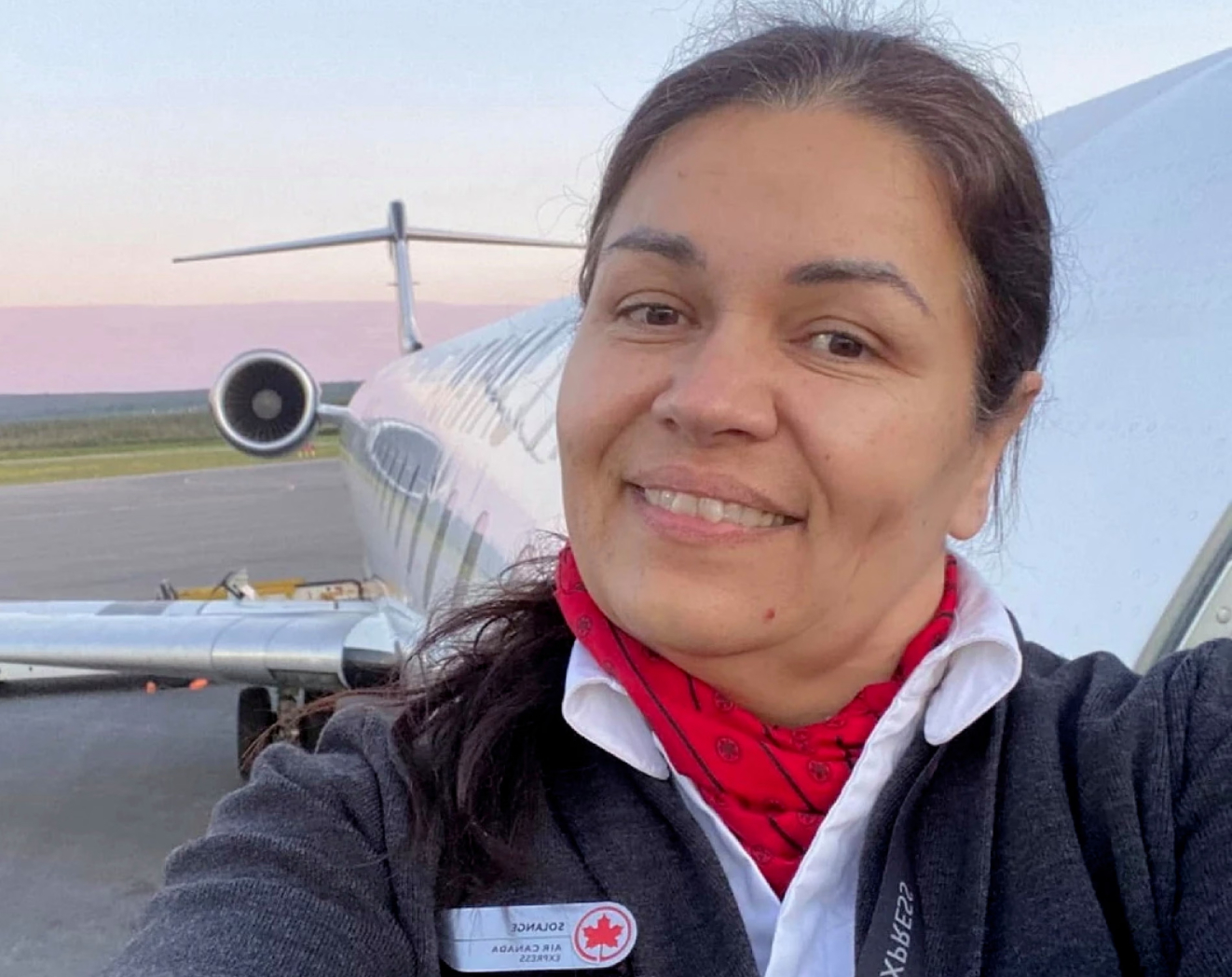 Nữ tiếp vi&ecirc;n h&agrave;ng kh&ocirc;ng sống s&oacute;t kỳ diệu sau va chạm m&aacute;y bay - Ảnh 1.