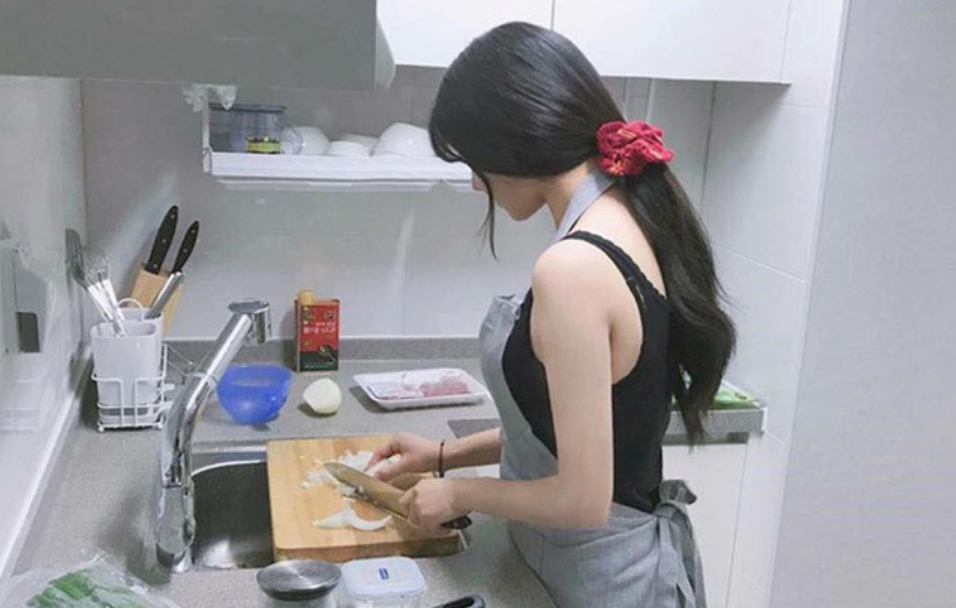 8 th&aacute;ng l&agrave;m d&acirc;u, t&ocirc;i chết lặng khi thỉnh thoảng lại thấy vợ cũ của chồng đứng trong bếp nh&agrave; m&igrave;nh nấu cơm - Ảnh 1.