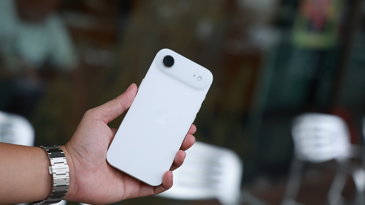 Gi&aacute; iPhone Air giảm s&acirc;u tại Việt Nam tạo cơn sốt tr&ecirc;n thị trường c&ocirc;ng nghệ 2026 - Ảnh 1.