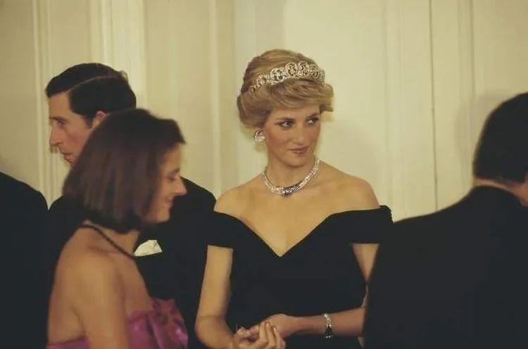 Vẻ đẹp C&ocirc;ng ch&uacute;a ngủ trong rừng của C&ocirc;ng nương Diana 45 năm trước - Ảnh 12.