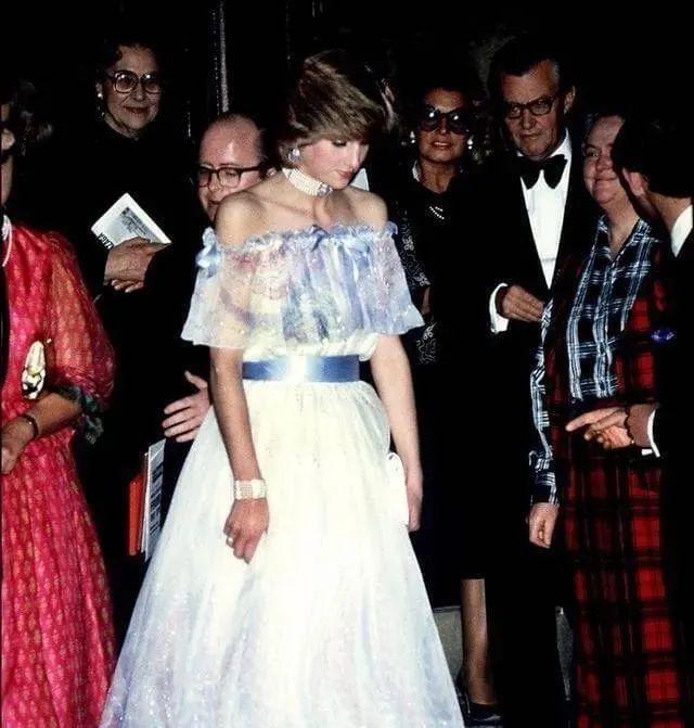 Vẻ đẹp C&ocirc;ng ch&uacute;a ngủ trong rừng của C&ocirc;ng nương Diana 45 năm trước - Ảnh 2.