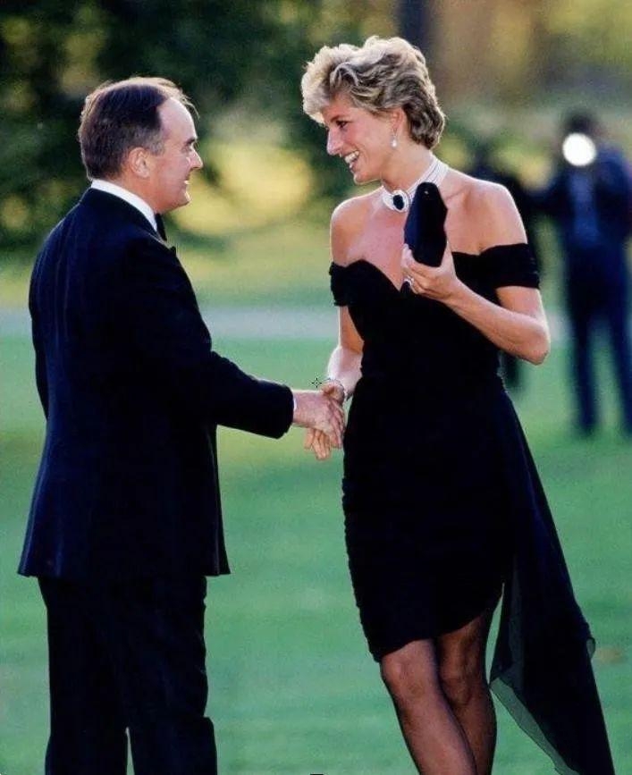 Vẻ đẹp C&ocirc;ng ch&uacute;a ngủ trong rừng của C&ocirc;ng nương Diana 45 năm trước - Ảnh 11.