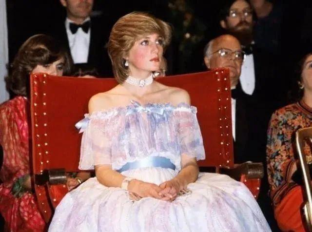 Vẻ đẹp C&ocirc;ng ch&uacute;a ngủ trong rừng của C&ocirc;ng nương Diana 45 năm trước - Ảnh 4.