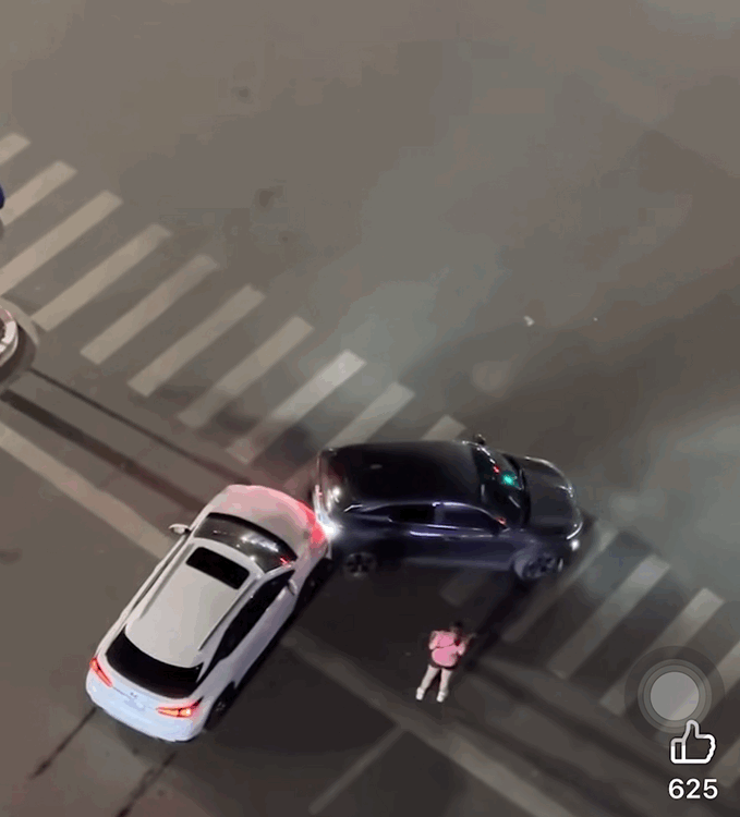 Nguyên nhân tai nạn liên hoàn Hà Nội do tài xế xe Lexus không làm chủ tốc độ - Ảnh 1. Nguyên nhân tai nạn liên hoàn Hà Nội do tài xế xe Lexus không làm chủ tốc độ - Ảnh 1.