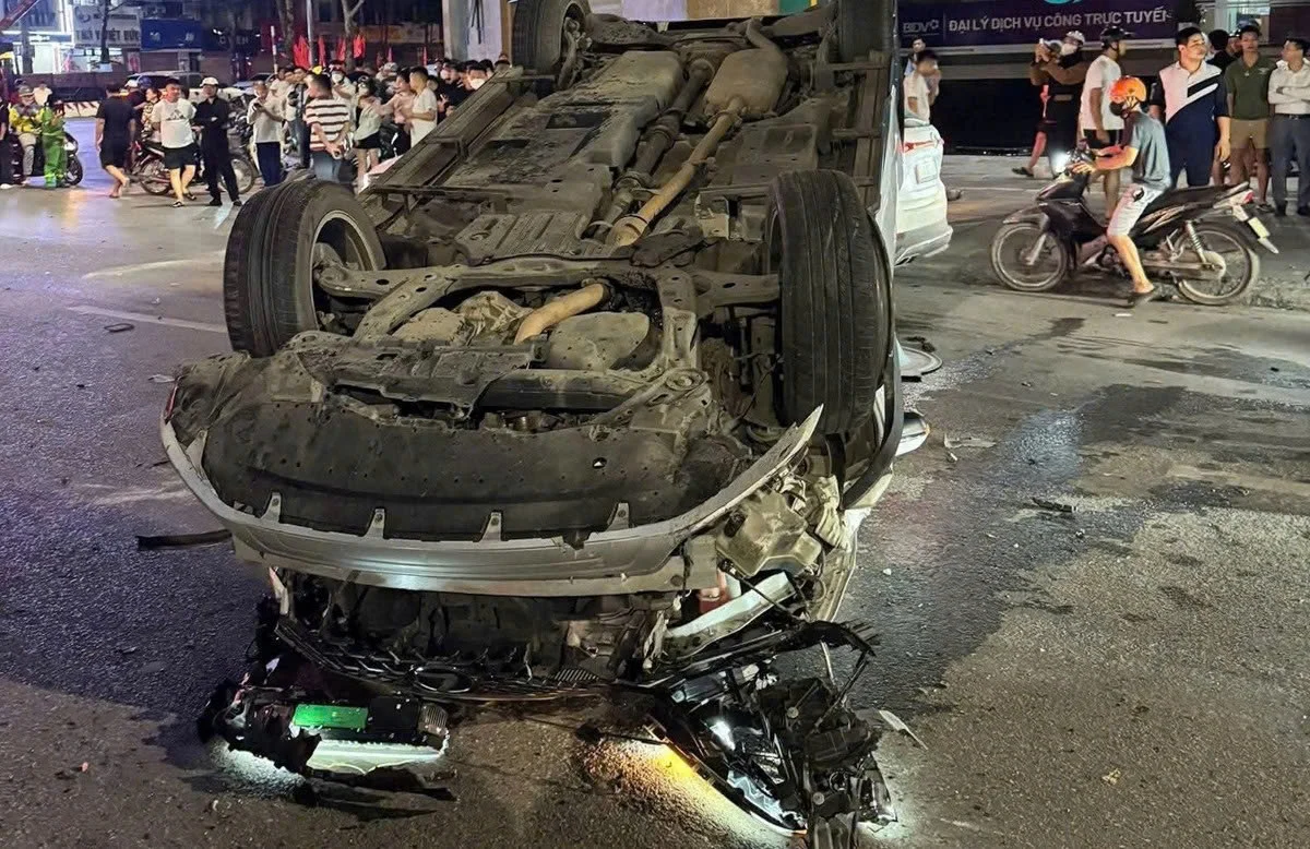 Ô tô Lexus tông liên hoàn khiến 2 người đi cấp cứu giữa đêm ở Hà Nội: Đã rõ nguyên nhân ban đầu - Ảnh 2.