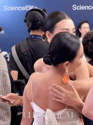 Phản xạ cực nhanh đ&atilde; gi&uacute;p MC Ho&agrave;ng Oanh khỏi sự cố "n&oacute;ng mặt" ngay giữa sự kiện - Ảnh 1.