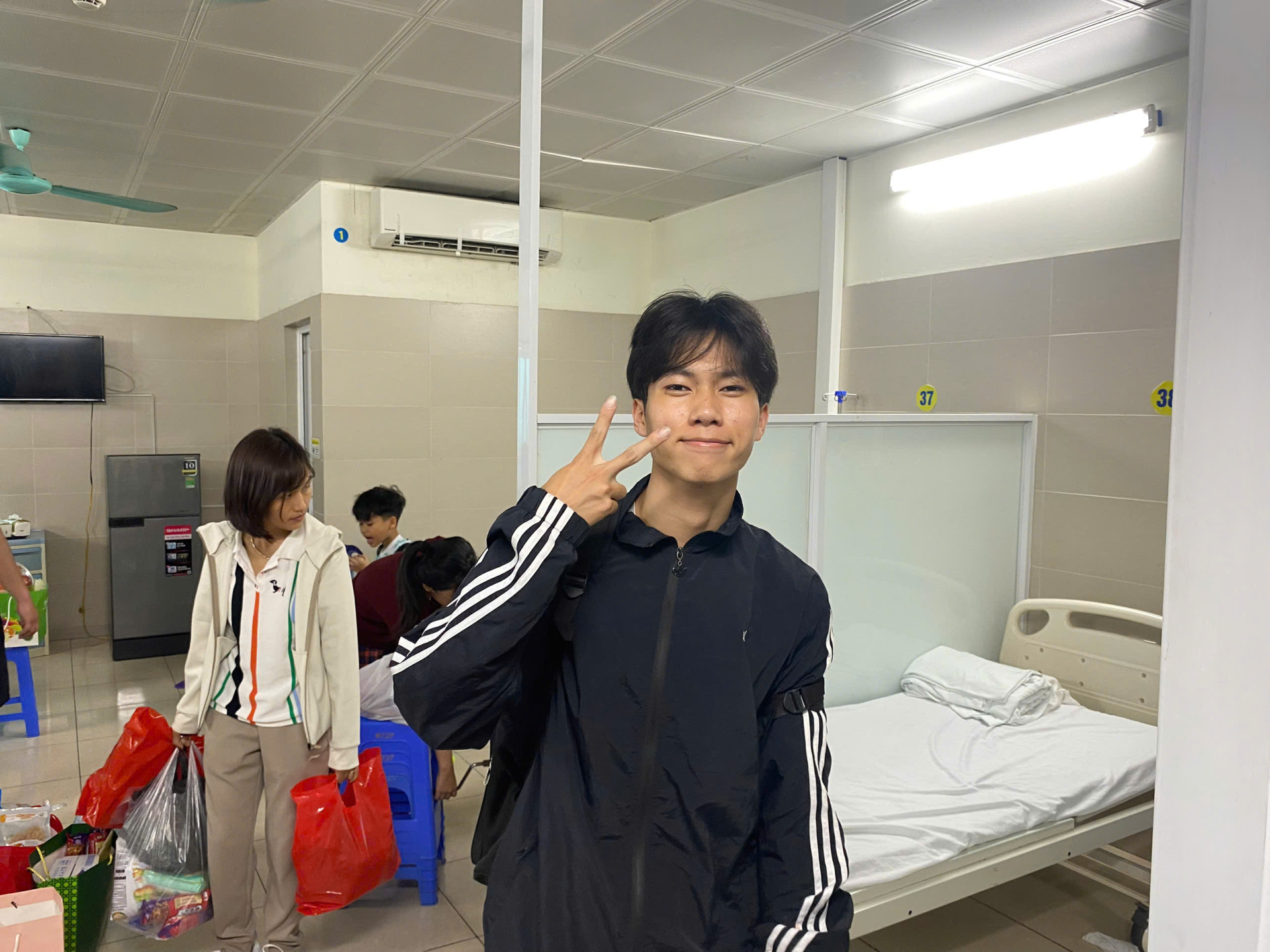 Bức ảnh "ph&eacute;p m&agrave;u" sau vụ ch&aacute;y Lĩnh Nam: 7 người tho&aacute;t nạn v&agrave; những "người h&ugrave;ng" kh&ocirc;ng ai biết t&ecirc;n- Ảnh 4.