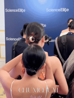 Phản xạ cực nhanh đ&atilde; gi&uacute;p MC Ho&agrave;ng Oanh khỏi sự cố "n&oacute;ng mặt" ngay giữa sự kiện - Ảnh 2.