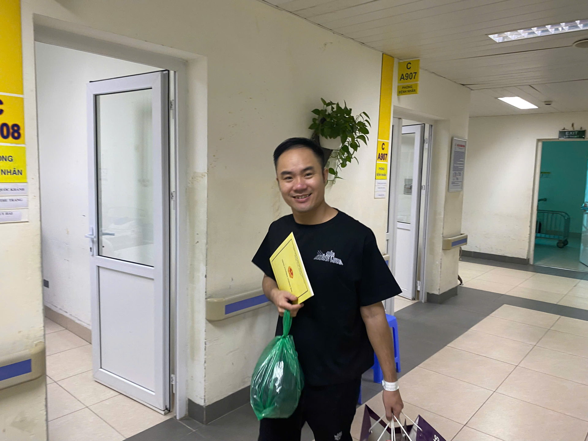 Bức ảnh "ph&eacute;p m&agrave;u" sau vụ ch&aacute;y Lĩnh Nam: 7 người tho&aacute;t nạn v&agrave; những "người h&ugrave;ng" kh&ocirc;ng ai biết t&ecirc;n- Ảnh 5.