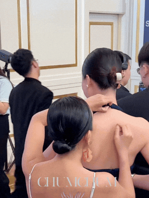 Phản xạ cực nhanh đ&atilde; gi&uacute;p MC Ho&agrave;ng Oanh khỏi sự cố "n&oacute;ng mặt" ngay giữa sự kiện - Ảnh 3.