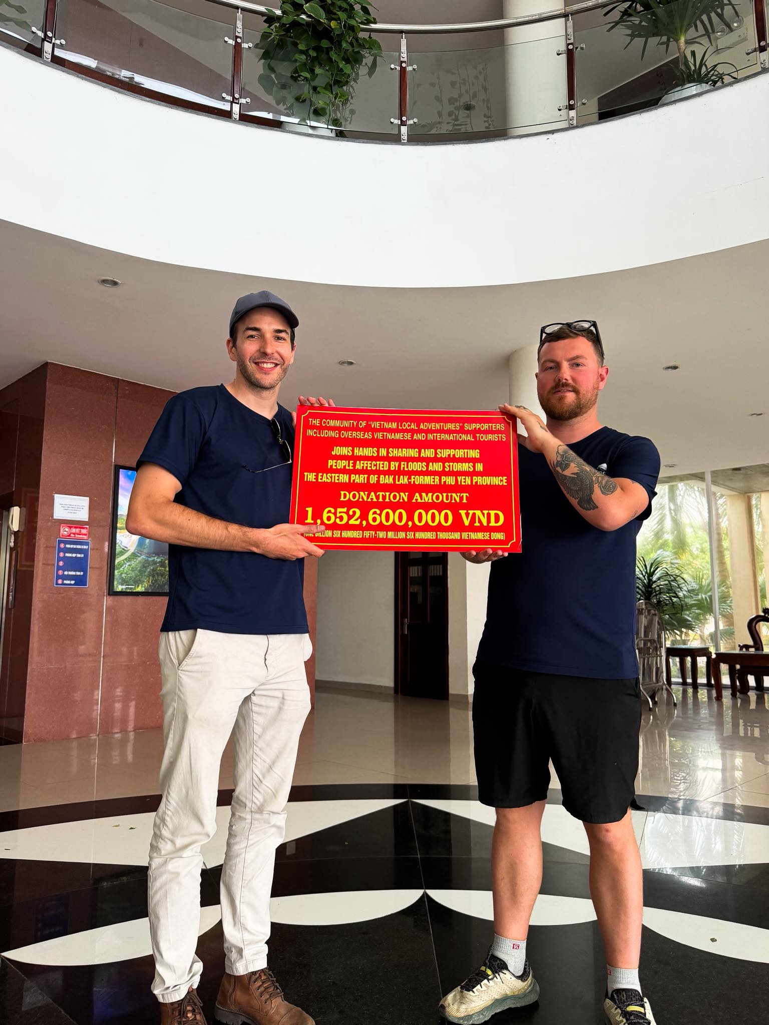 Kh&aacute;ch T&acirc;y đi bộ xuy&ecirc;n lục địa nổi tiếng thế giới, giữa đường bất ngờ book v&eacute; m&aacute;y bay đến Việt Nam: L&yacute; do cảm động- Ảnh 7.