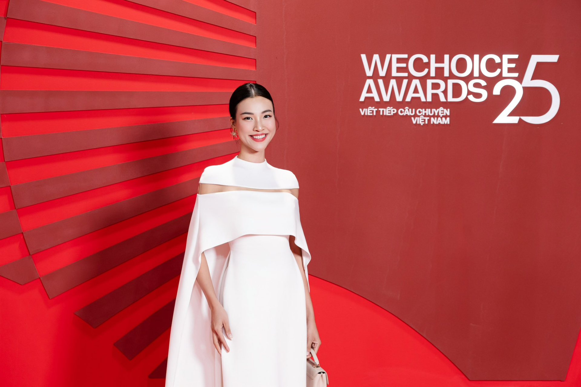 Phản xạ cực nhanh đ&atilde; gi&uacute;p MC Ho&agrave;ng Oanh khỏi sự cố "n&oacute;ng mặt" ngay giữa sự kiện - Ảnh 4.