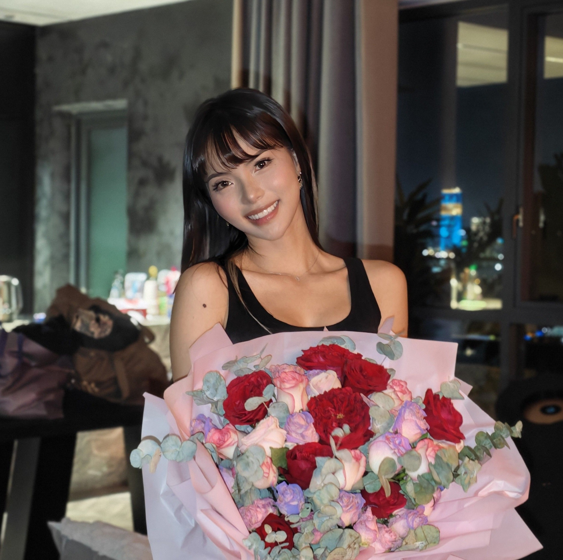 Trổ t&agrave;i boxing, hot girl khiến người xem "hết hồn" với sức mạnh phi l&yacute; - Ảnh 1.