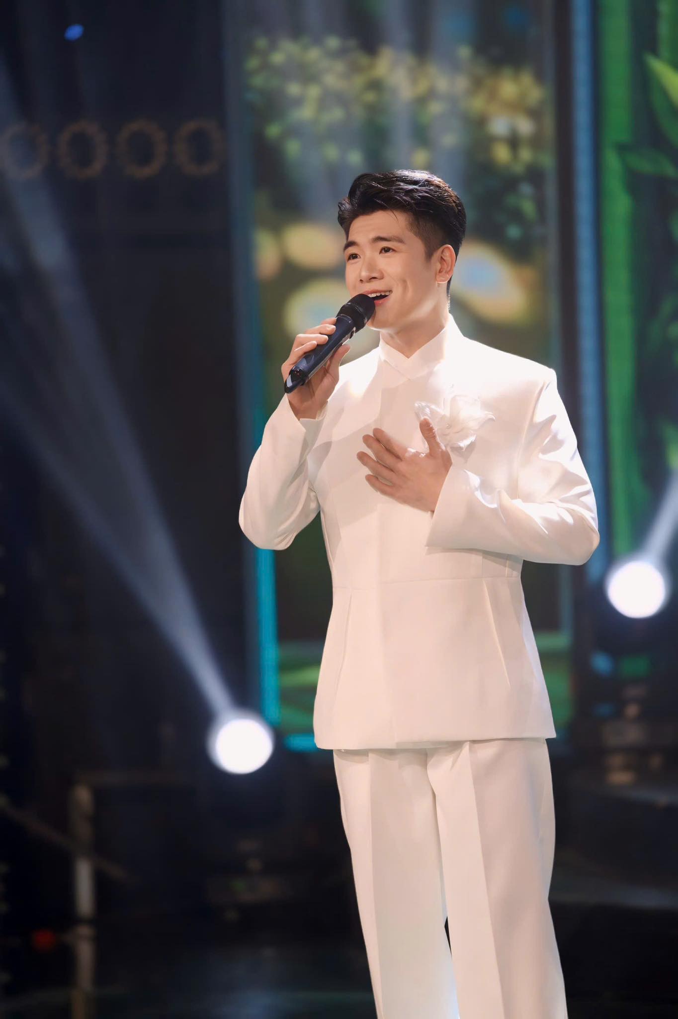 H&egrave; chưa đến nhưng Ph&oacute; tổng nh&agrave; bầu Hiển sẵn s&agrave;ng khoe body cực phẩm rồi đ&acirc;y- Ảnh 4.