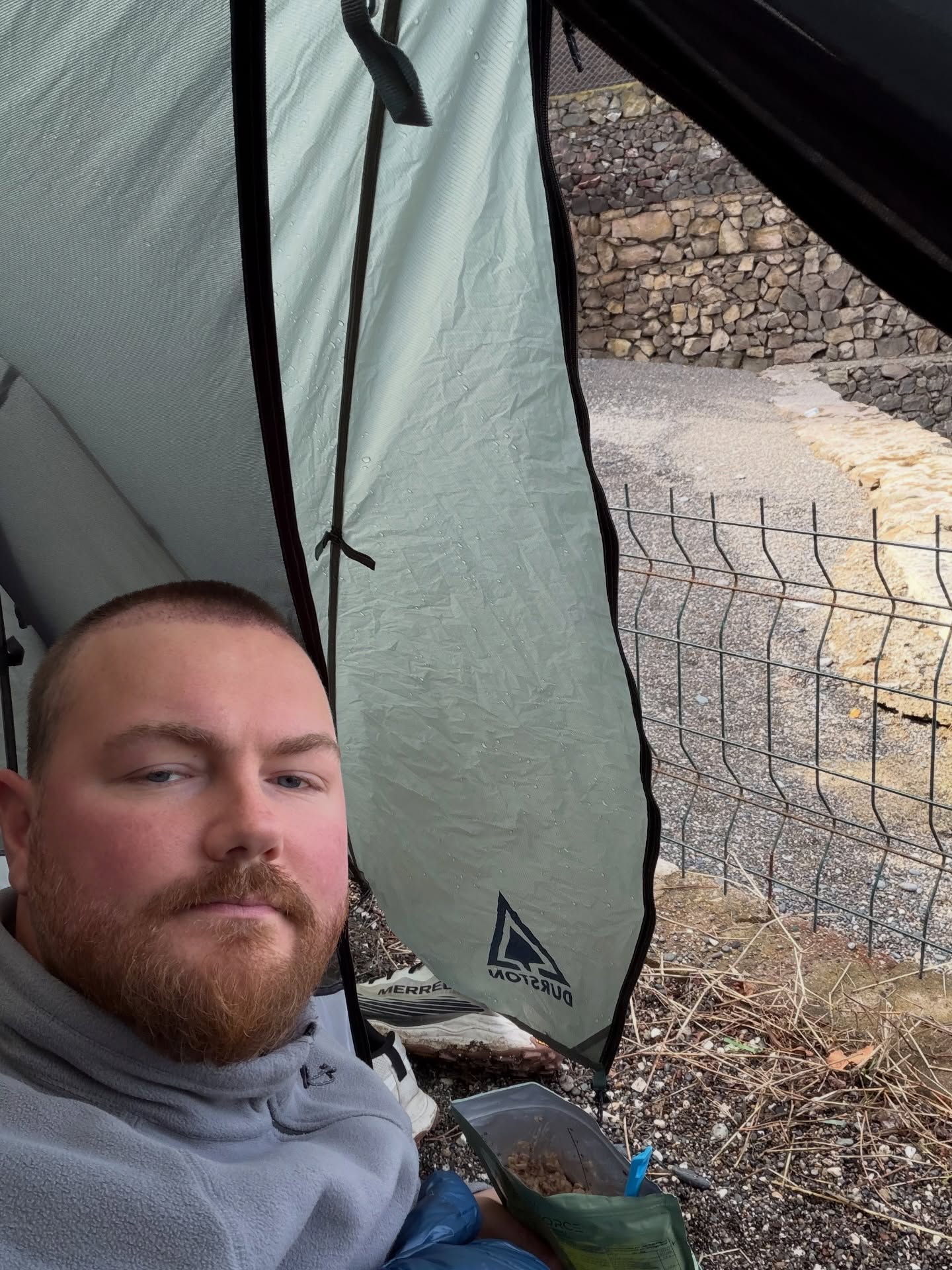 Kh&aacute;ch T&acirc;y đi bộ xuy&ecirc;n lục địa nổi tiếng thế giới, giữa đường bất ngờ book v&eacute; m&aacute;y bay đến Việt Nam: L&yacute; do cảm động- Ảnh 2.