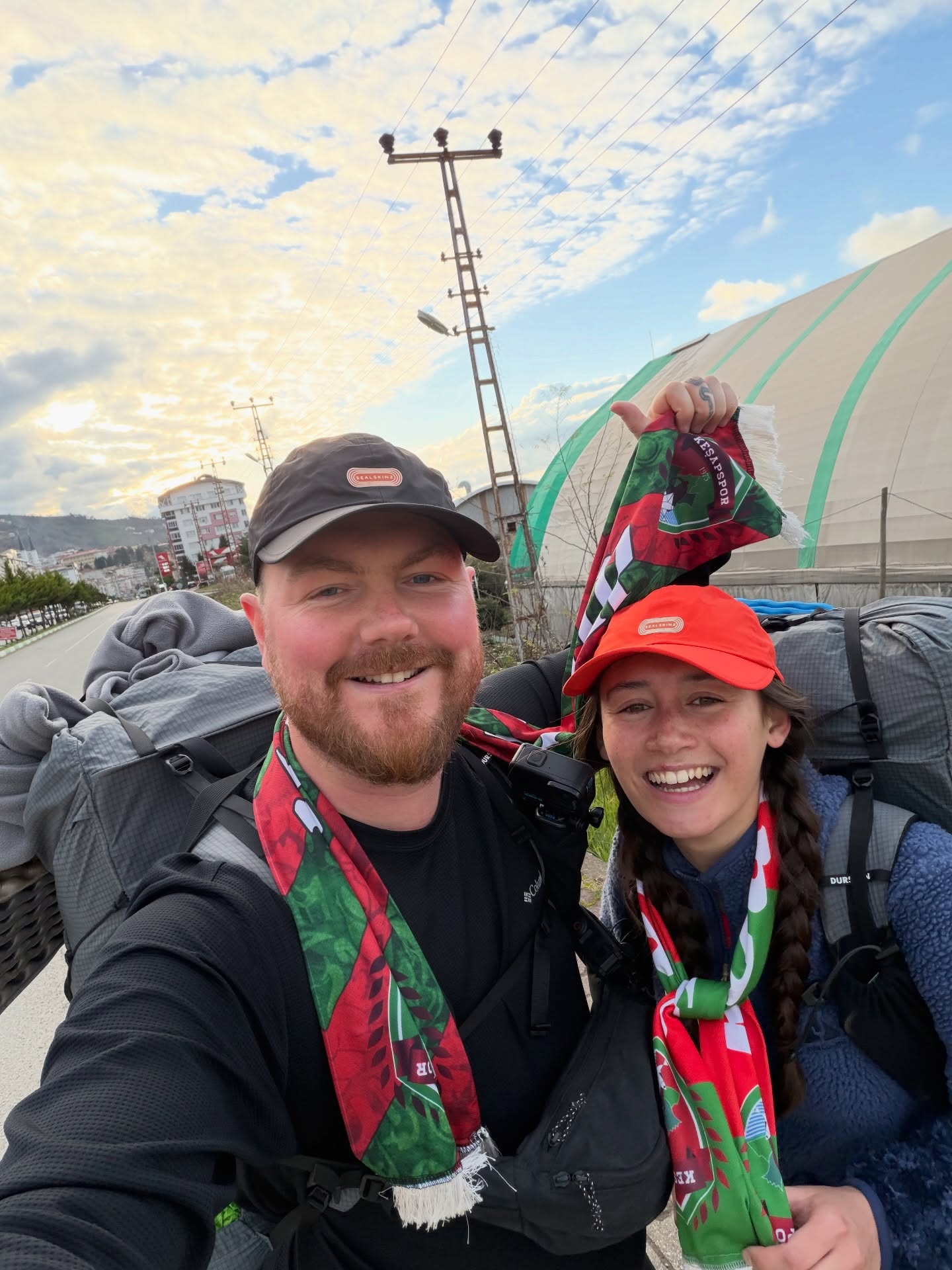 Kh&aacute;ch T&acirc;y đi bộ xuy&ecirc;n lục địa nổi tiếng thế giới, giữa đường bất ngờ book v&eacute; m&aacute;y bay đến Việt Nam: L&yacute; do cảm động- Ảnh 5.