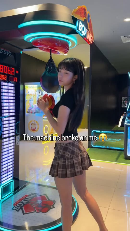 Trổ t&agrave;i boxing, hot girl khiến người xem "hết hồn" với sức mạnh phi l&yacute; - Ảnh 2.