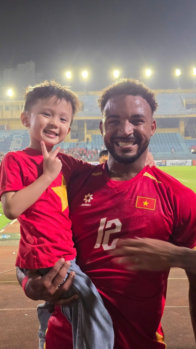 V&igrave; sao vợ Duy Mạnh lại "xin v&iacute;a" cho qu&yacute; tử t&oacute;c xoăn giống Xu&acirc;n Son? - Ảnh 1.