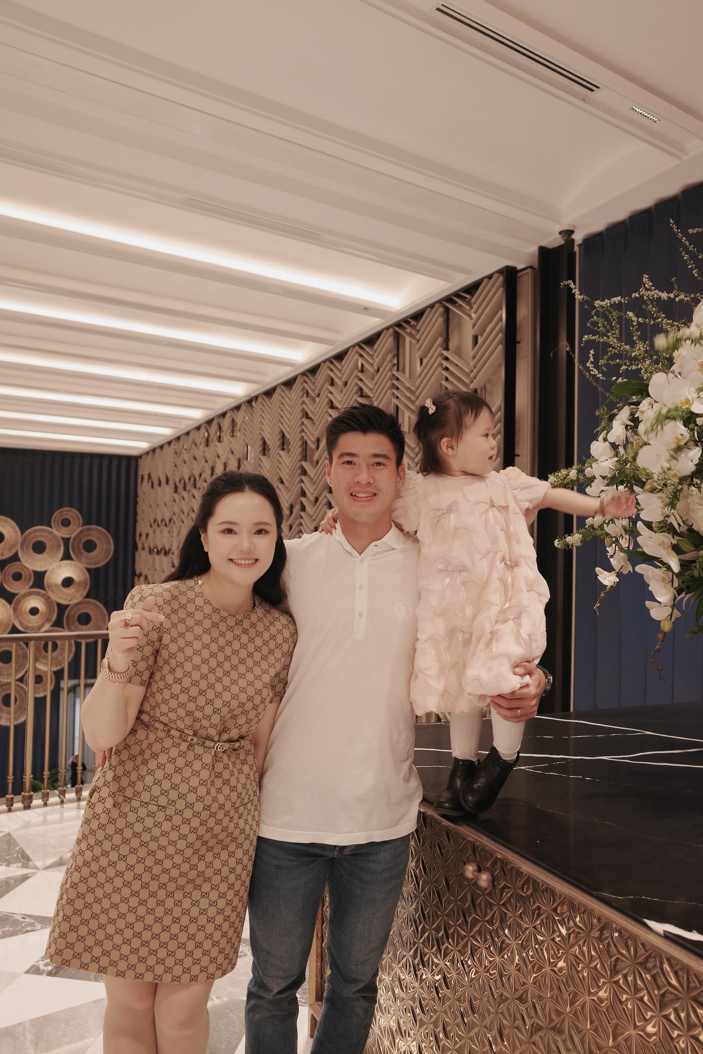 Quỳnh Anh &ldquo;vợ Duy Mạnh&rdquo; g&acirc;y b&atilde;o với diện mạo &ldquo;tổng t&agrave;i&rdquo;: Nhưng h&agrave;ng hiệu đắt đỏ vẫn vấp phải tranh luận tr&aacute;i chiều - Ảnh 4.