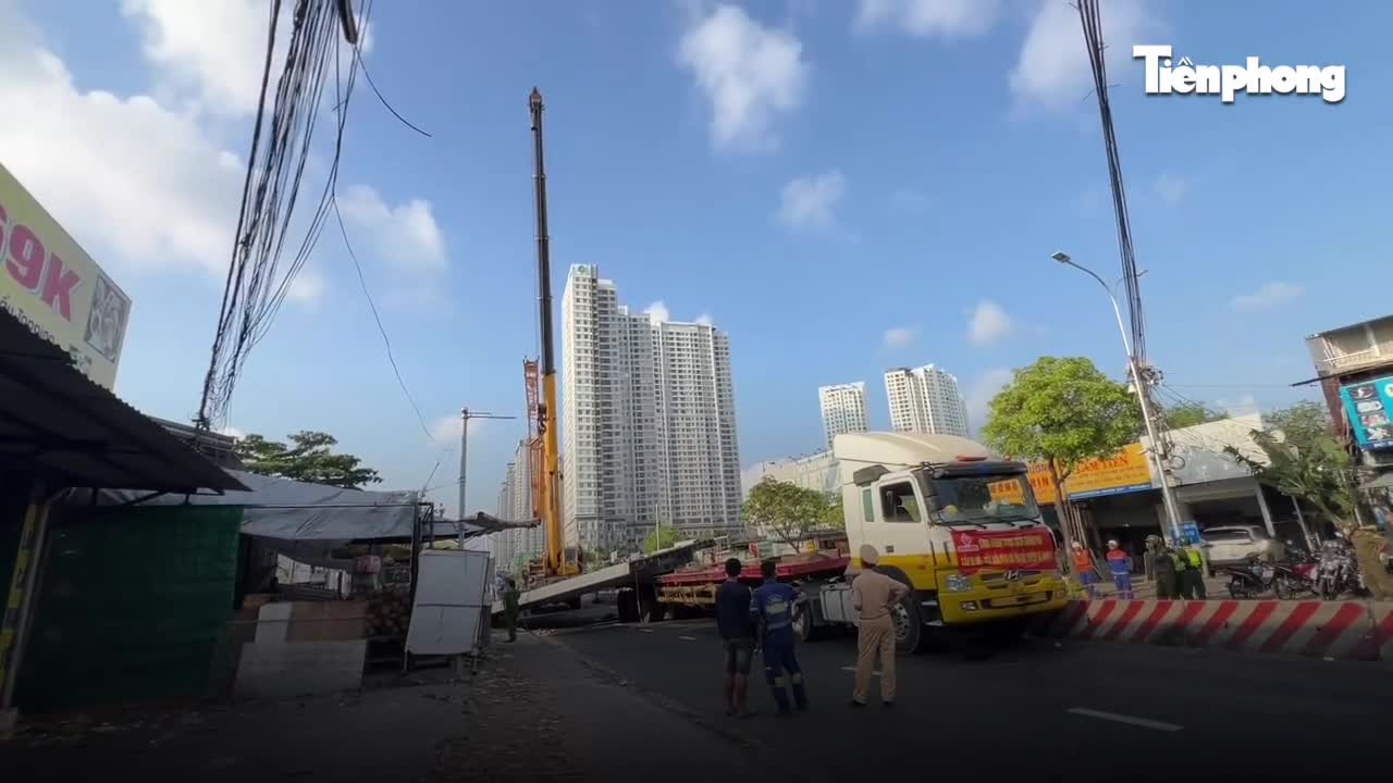 T&agrave;i xế xe r&aacute;c tử vong do tấm th&eacute;p 10 tấn đ&egrave; n&aacute;t cabin tại TPHCM - Ảnh 1.