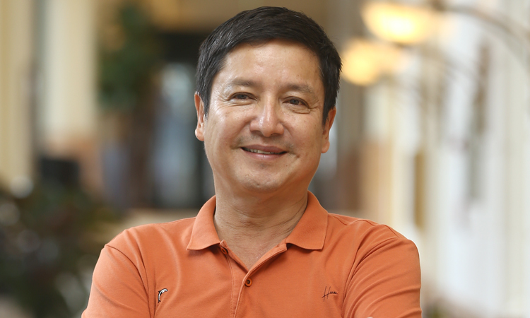 Cậu b&eacute; được mẹ ẵm trong bức ảnh giờ l&agrave; t&ecirc;n tuổi đ&igrave;nh đ&aacute;m showbiz Việt: Gia thế "kh&ocirc;ng phải dạng vừa", giờ dạy con kh&eacute;o- Ảnh 2.