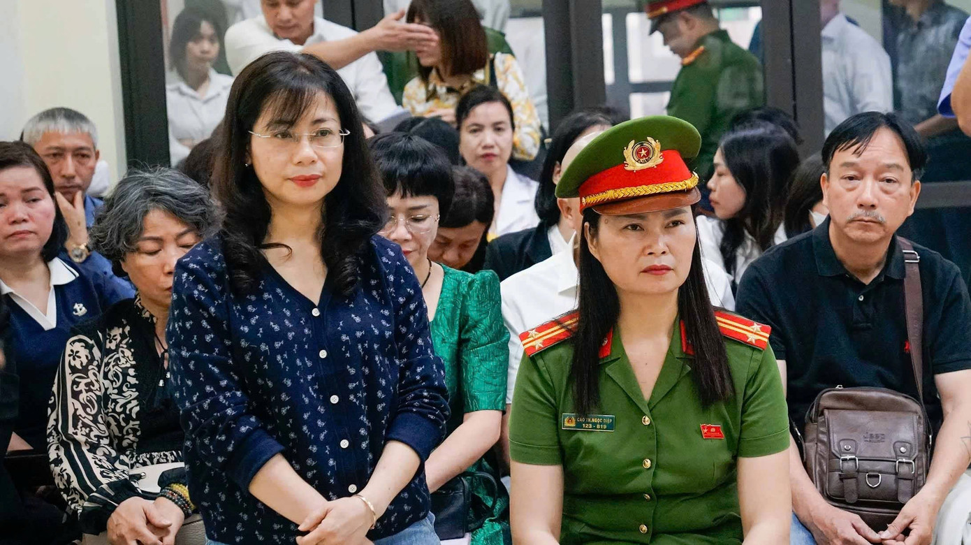 Cựu Hiệu trưởng trường THCS Ba Đ&igrave;nh bị tuy&ecirc;n phạt 3 năm t&ugrave; v&igrave; thu tiền học th&ecirc;m tr&aacute;i quy định - Ảnh 2.