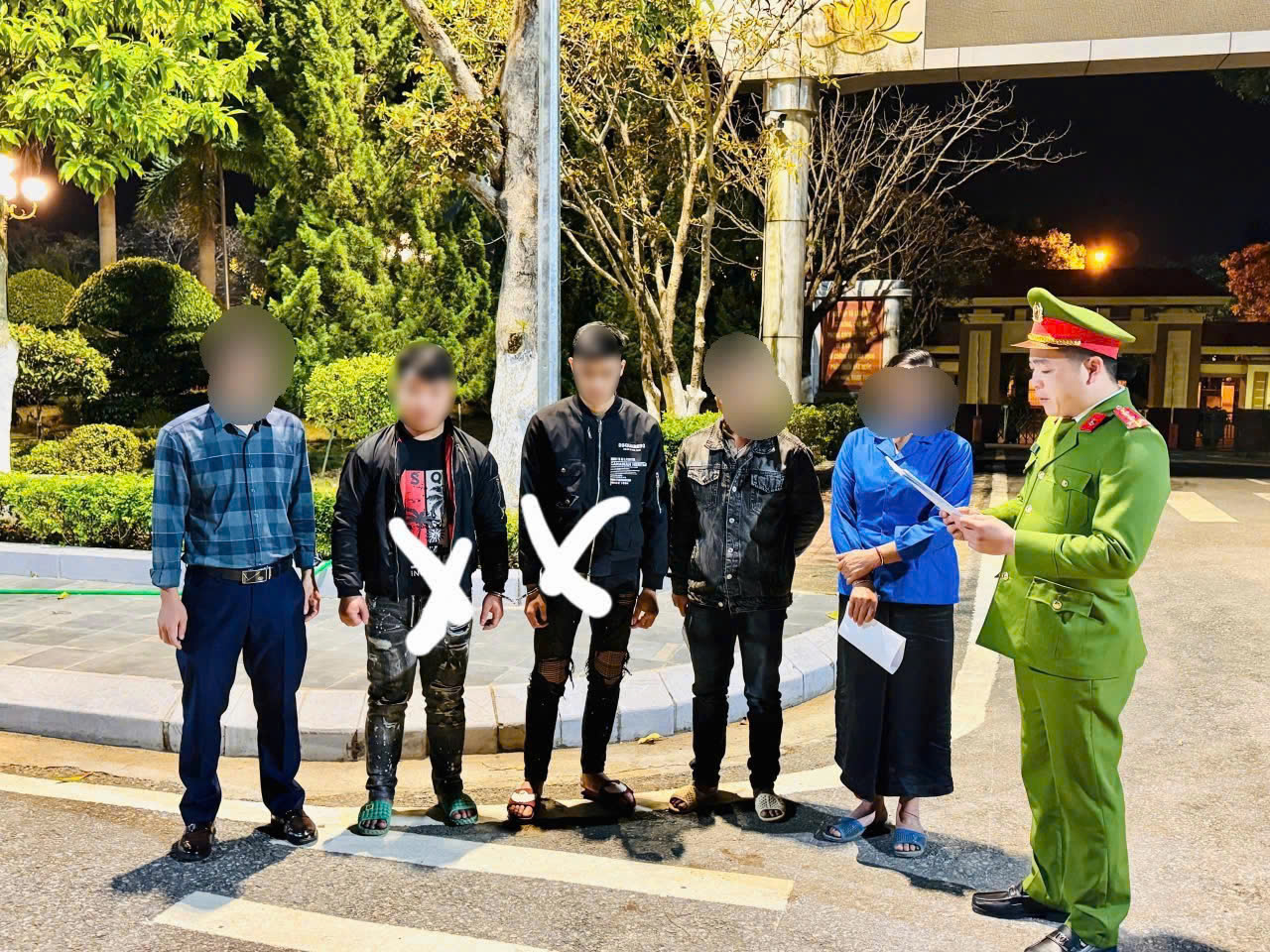 Nam thanh niên bị truy sát và chém gục trước nhà nghỉ ở Lai Châu - Ảnh 1. Nam thanh niên bị truy sát và chém gục trước nhà nghỉ ở Lai Châu - Ảnh 1.