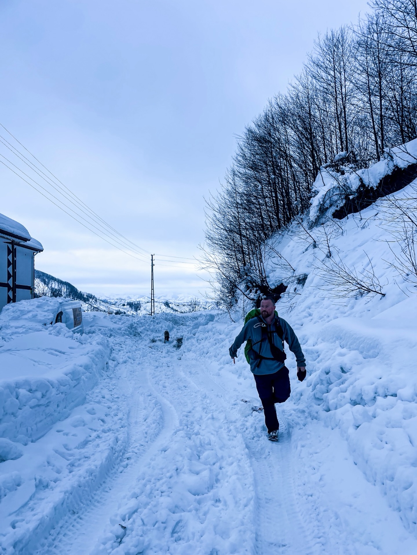 Kh&aacute;ch T&acirc;y đi bộ xuy&ecirc;n lục địa nổi tiếng thế giới, giữa đường bất ngờ book v&eacute; m&aacute;y bay đến Việt Nam: L&yacute; do cảm động- Ảnh 4.