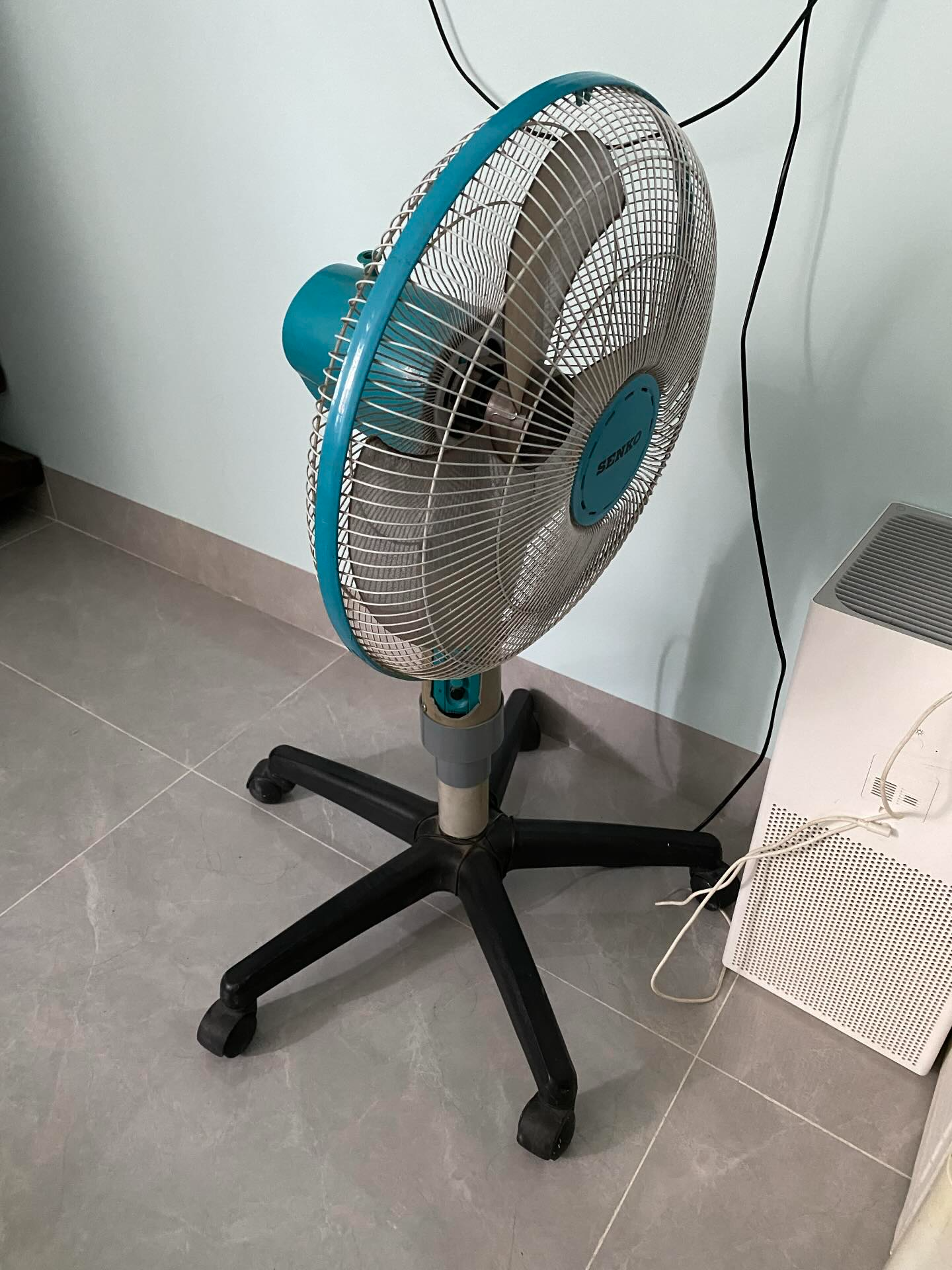 Con g&aacute;i &ocirc;ng chủ tiệm điện m&aacute;y g&acirc;y x&ocirc;n xao với bức ảnh quạt trong nh&agrave; vệ sinh - Ảnh 4.