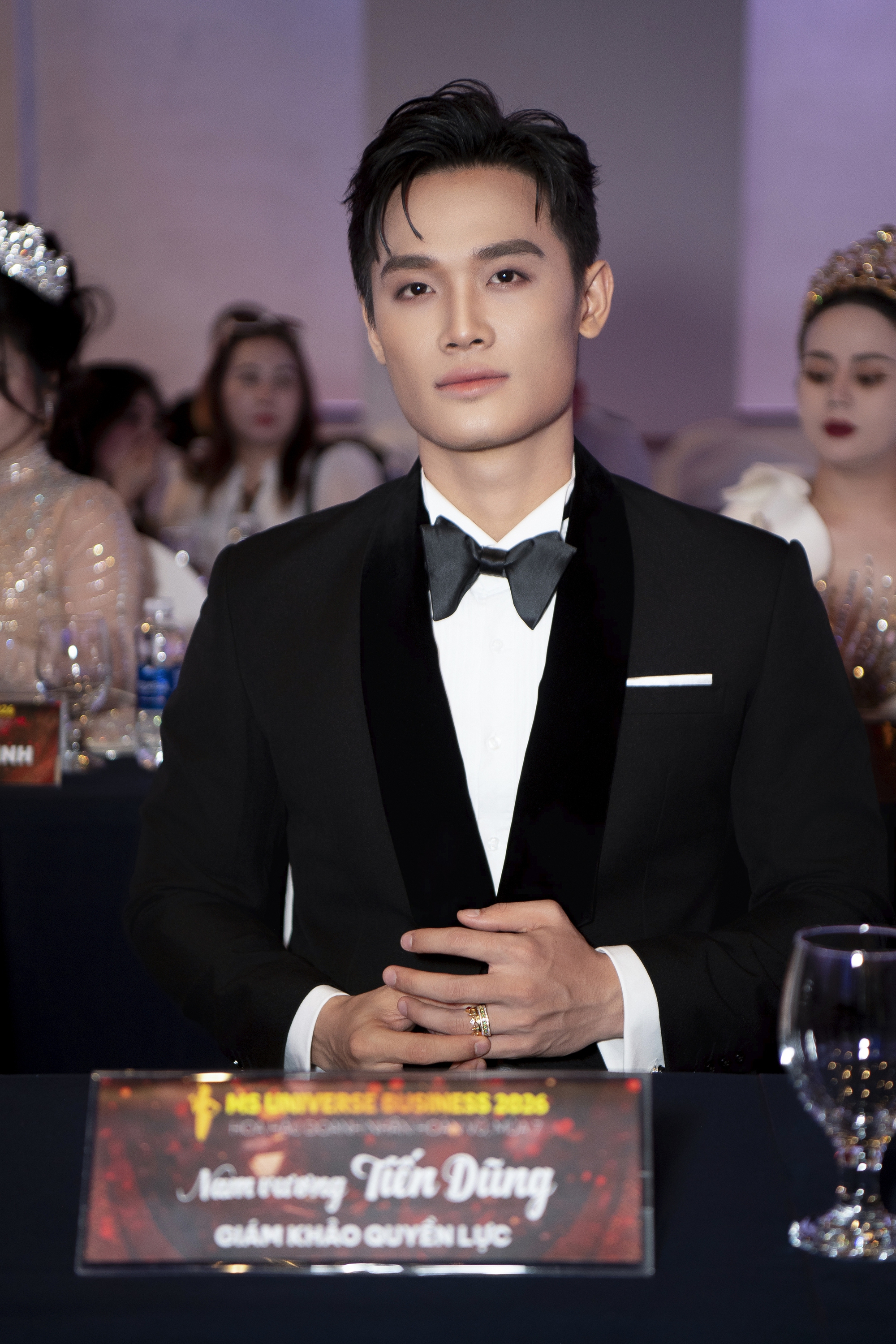 Nam vương Tiến Dũng c&ugrave;ng hoa hậu Thu Uy&ecirc;n chấm thi sắc đẹp- Ảnh 1.