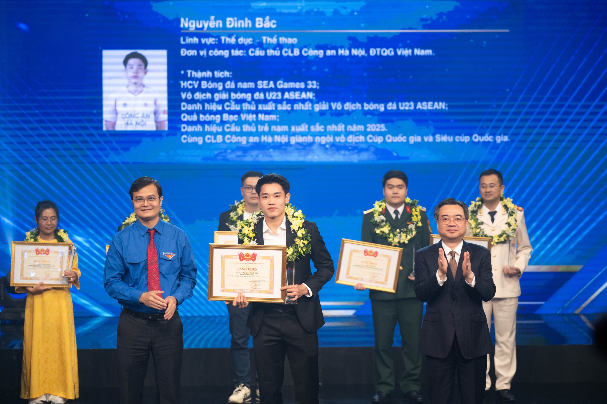 Video: Thái độ của Đình Bắc với Á hậu Châu Anh- Ảnh 1. Video: Thái độ của Đình Bắc với Á hậu Châu Anh- Ảnh 1.