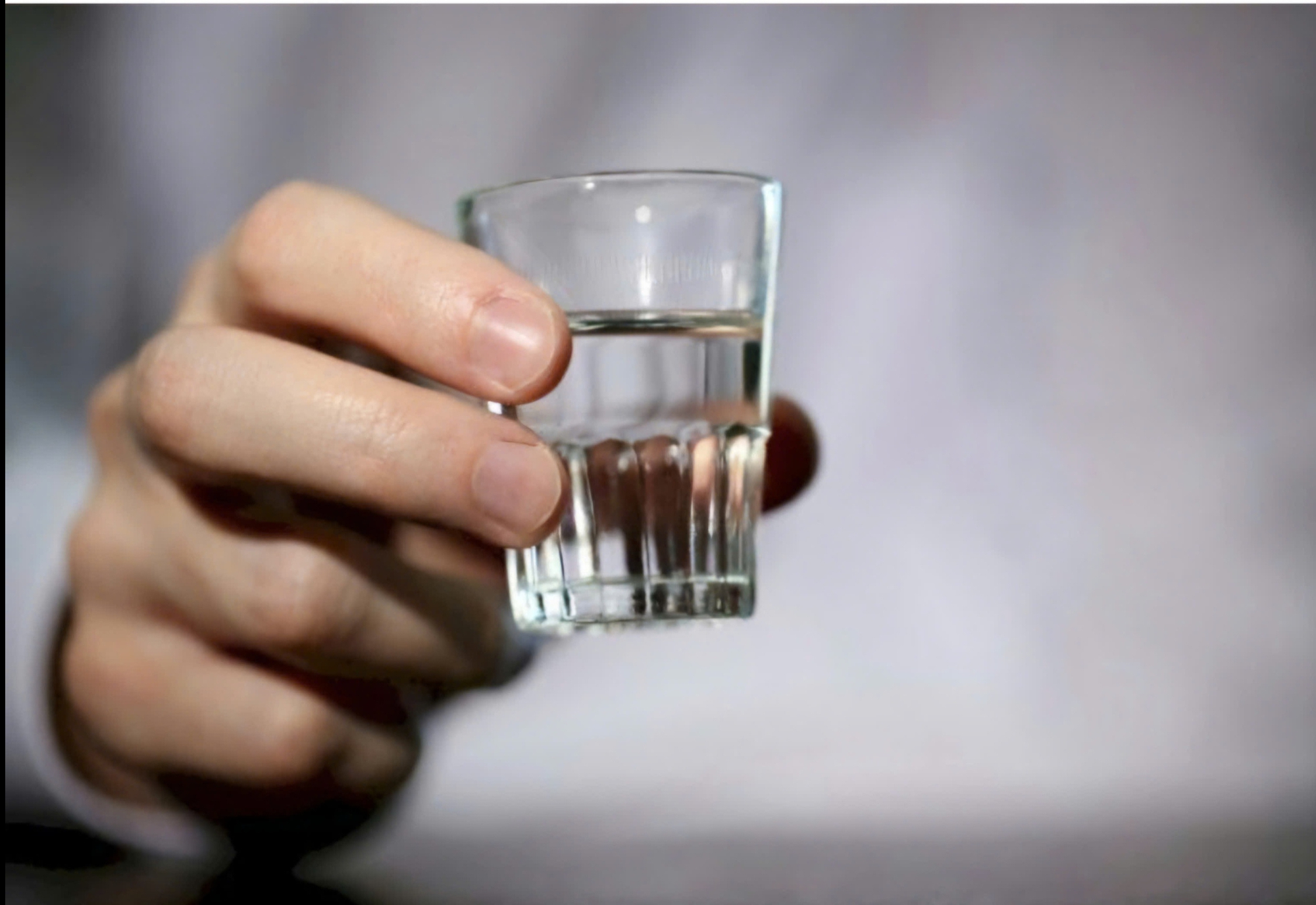 Người đ&agrave;n &ocirc;ng trẻ ngưng tim khi uống rượu, b&aacute;c sĩ cảnh b&aacute;o về ngộ độc methanol - Ảnh 1.