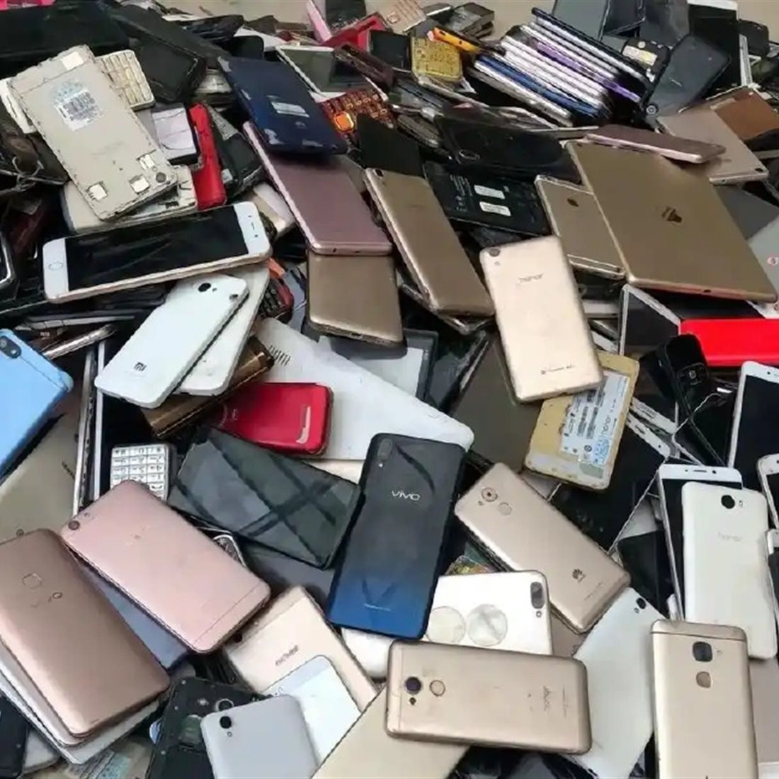 Bới r&aacute;c t&igrave;m v&agrave;ng: Chiếc điện thọai hỏng trở th&agrave;nh t&agrave;i sản chiến lược trong cơn kh&aacute;t chip AI - Ảnh 2.