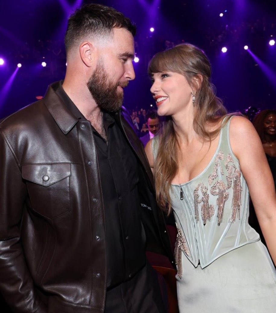 Taylor Swift lần đầu đưa vị h&ocirc;n phu đến lễ trao giải, m&agrave;n ra mắt l&agrave;ng nhạc khiến cả thế giới dậy s&oacute;ng!- Ảnh 4.