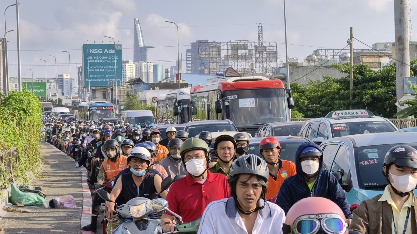 T&agrave;i xế xe r&aacute;c tử vong do tấm th&eacute;p 10 tấn đ&egrave; n&aacute;t cabin tại TPHCM - Ảnh 5.