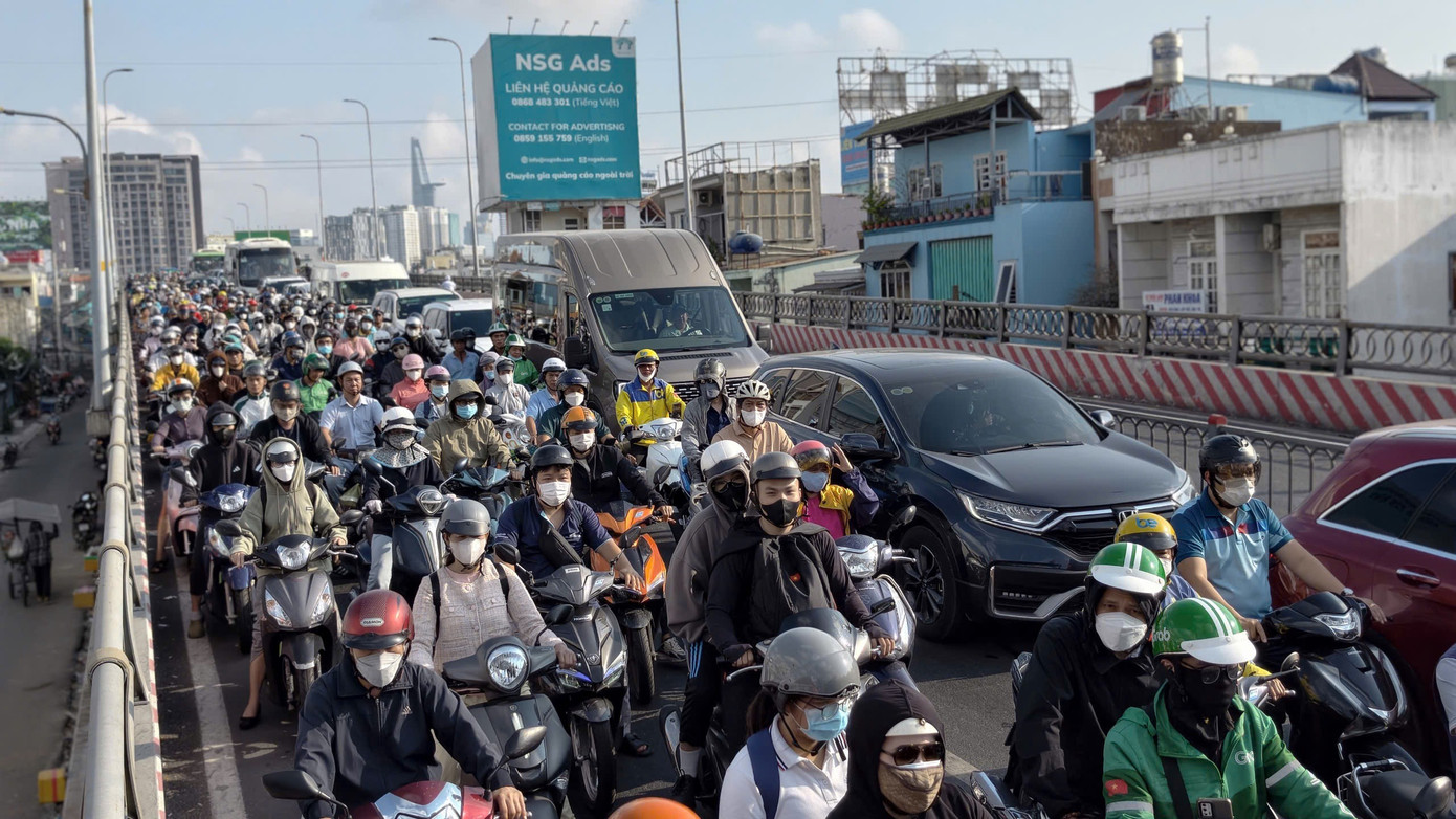 T&agrave;i xế xe r&aacute;c tử vong do tấm th&eacute;p 10 tấn đ&egrave; n&aacute;t cabin tại TPHCM - Ảnh 4.