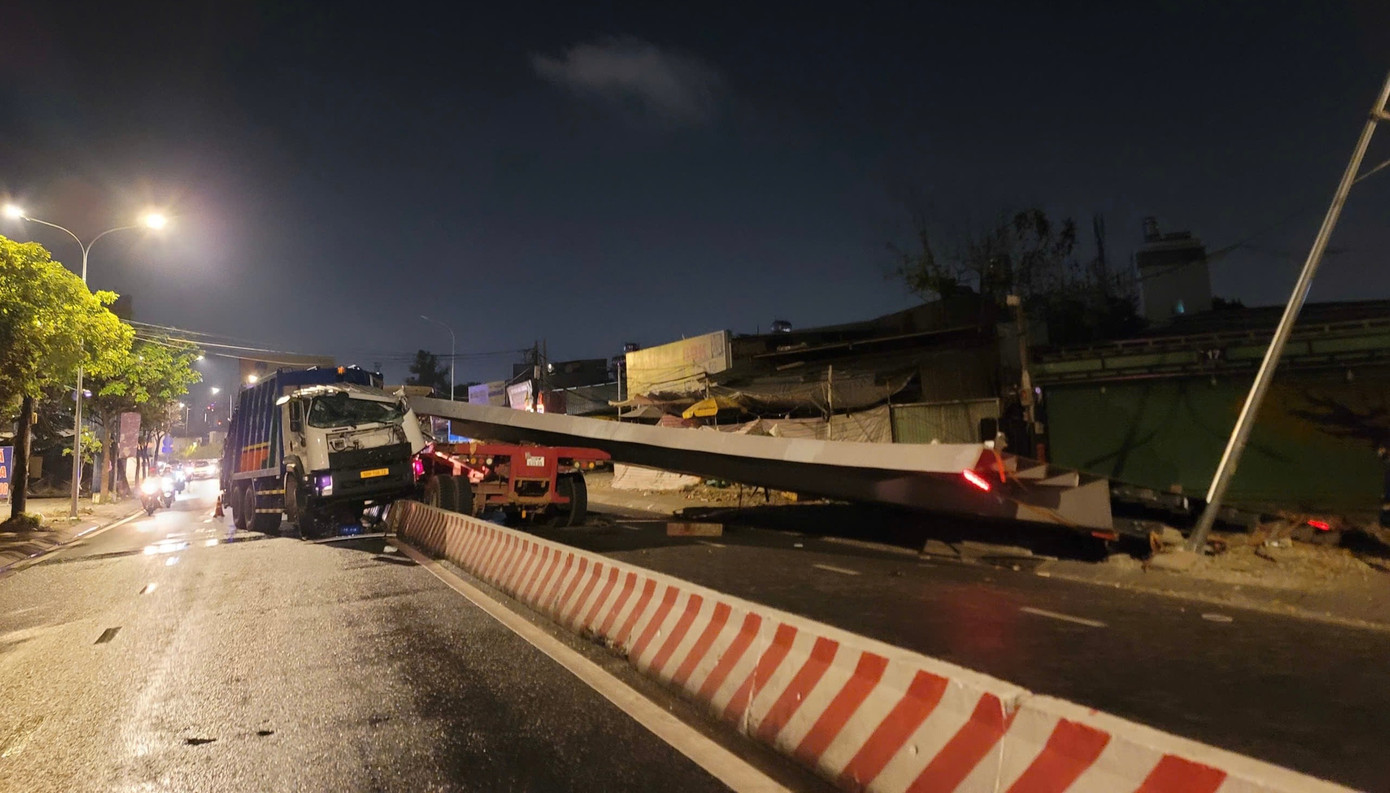 T&agrave;i xế xe r&aacute;c tử vong do tấm th&eacute;p 10 tấn đ&egrave; n&aacute;t cabin tại TPHCM - Ảnh 3.