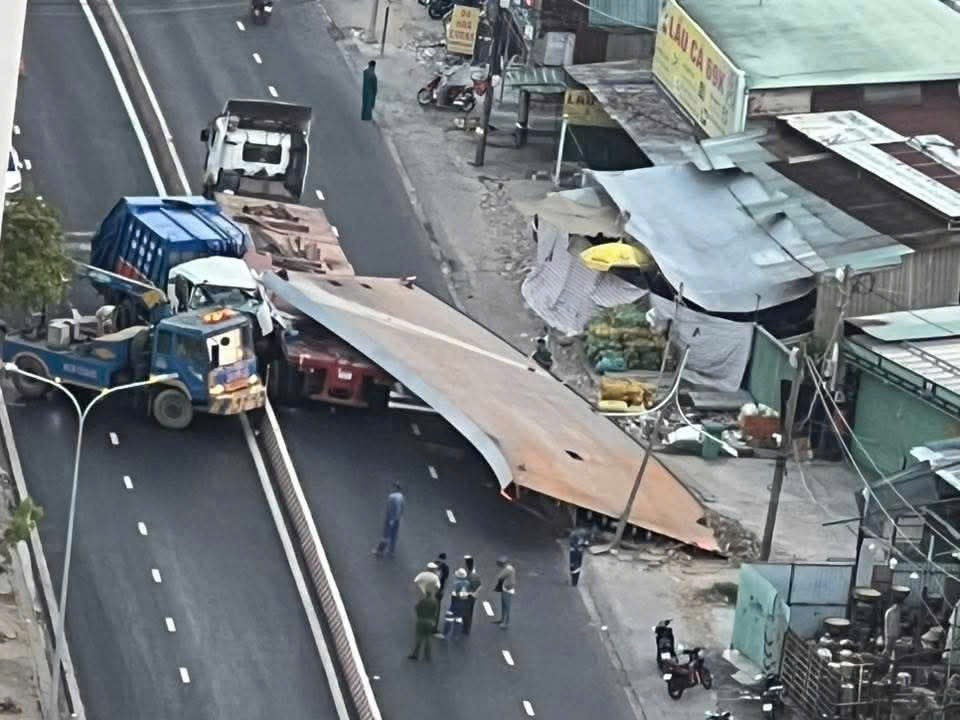 T&agrave;i xế xe r&aacute;c tử vong do tấm th&eacute;p 10 tấn đ&egrave; n&aacute;t cabin tại TPHCM - Ảnh 2.