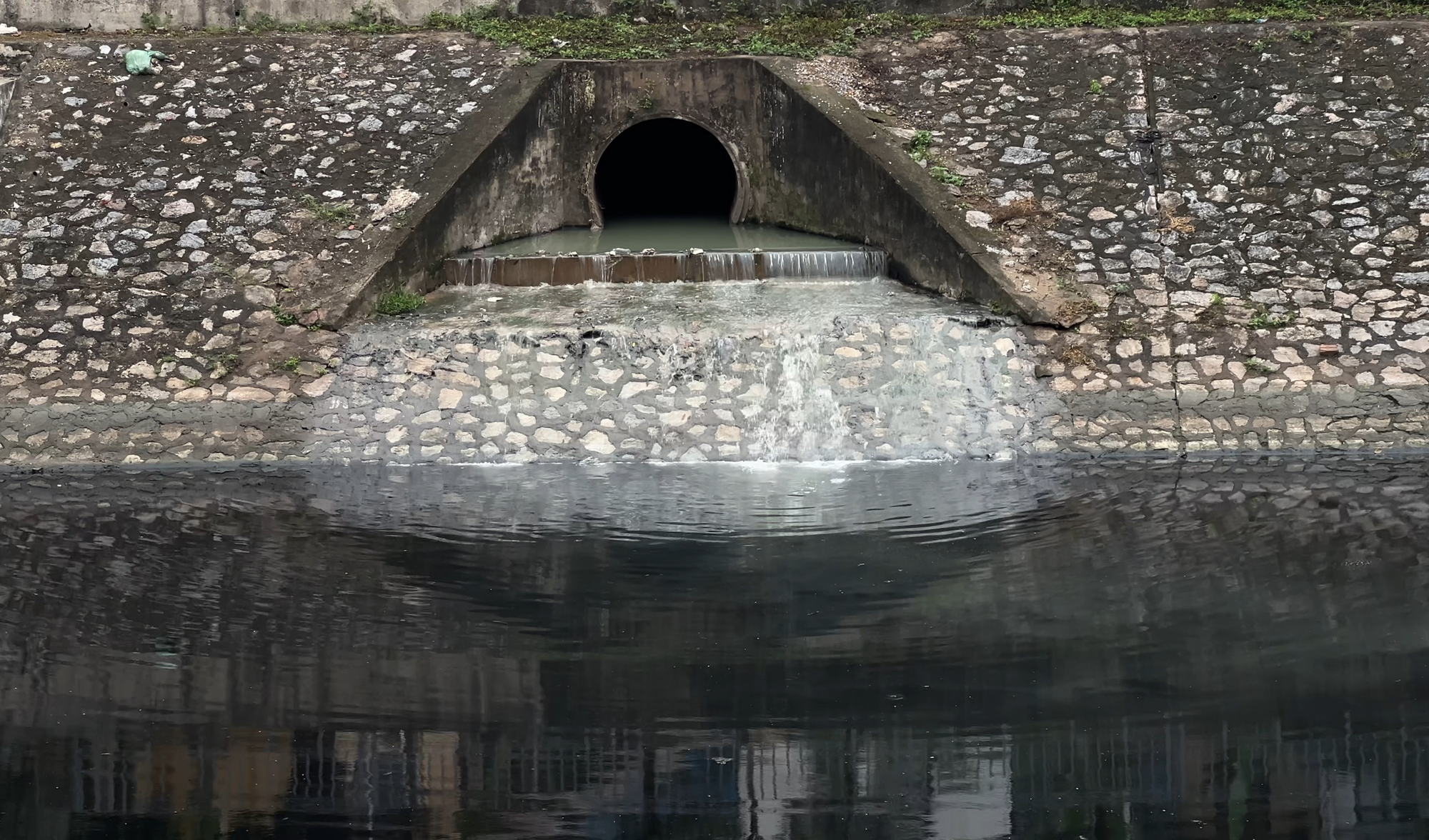 Ảnh, clip: Bất ngờ diện mạo mới của sông Tô Lịch sau khi bơm nước từ Hồ Tây- Ảnh 7. Ảnh, clip: Bất ngờ diện mạo mới của sông Tô Lịch sau khi bơm nước từ Hồ Tây- Ảnh 7.