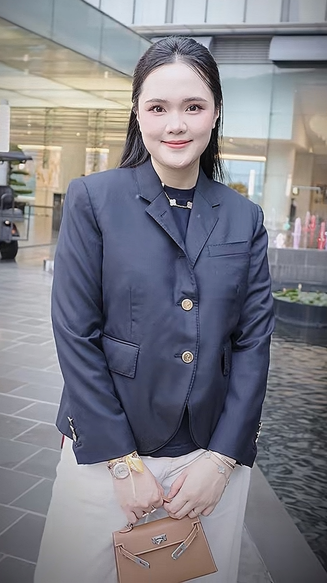 Quỳnh Anh &ldquo;vợ Duy Mạnh&rdquo; g&acirc;y b&atilde;o với diện mạo &ldquo;tổng t&agrave;i&rdquo;: Nhưng h&agrave;ng hiệu đắt đỏ vẫn vấp phải tranh luận tr&aacute;i chiều - Ảnh 1.