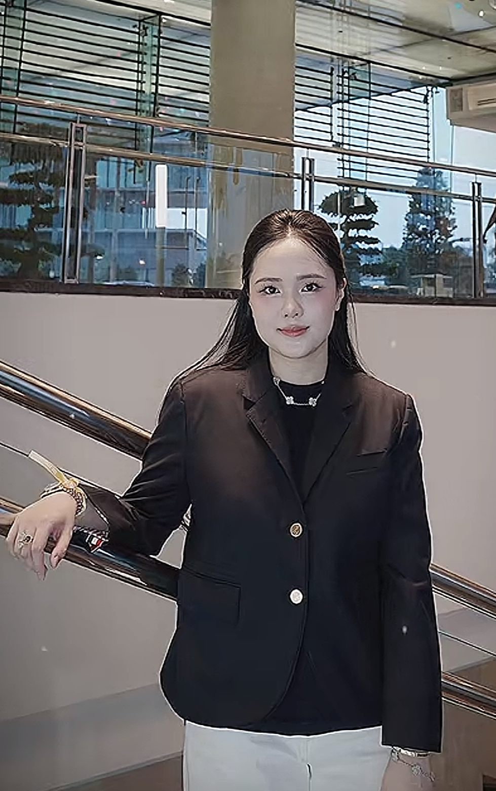 Quỳnh Anh &ldquo;vợ Duy Mạnh&rdquo; g&acirc;y b&atilde;o với diện mạo &ldquo;tổng t&agrave;i&rdquo;: Nhưng h&agrave;ng hiệu đắt đỏ vẫn vấp phải tranh luận tr&aacute;i chiều - Ảnh 3.