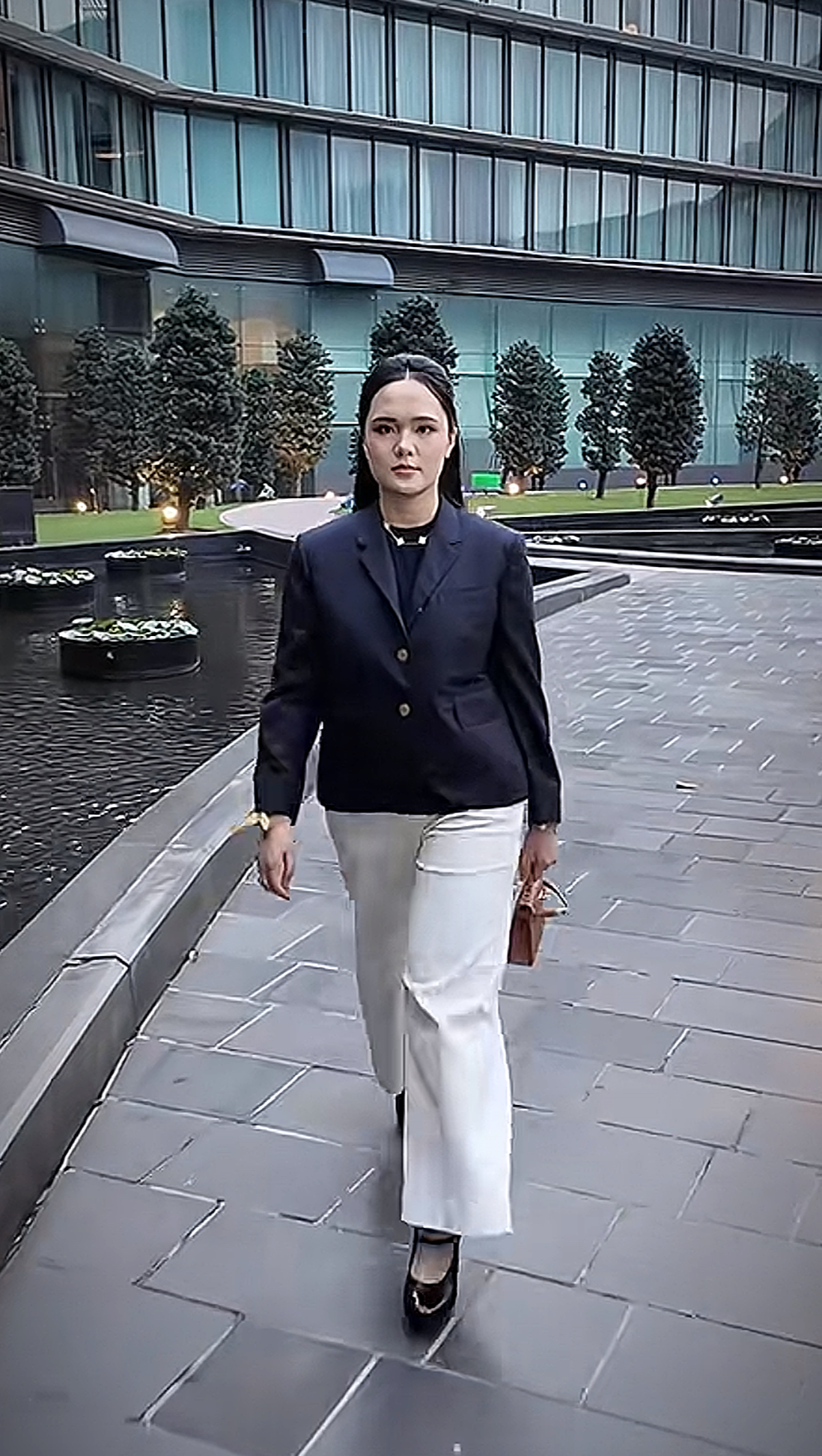 Quỳnh Anh &ldquo;vợ Duy Mạnh&rdquo; g&acirc;y b&atilde;o với diện mạo &ldquo;tổng t&agrave;i&rdquo;: Nhưng h&agrave;ng hiệu đắt đỏ vẫn vấp phải tranh luận tr&aacute;i chiều - Ảnh 2.