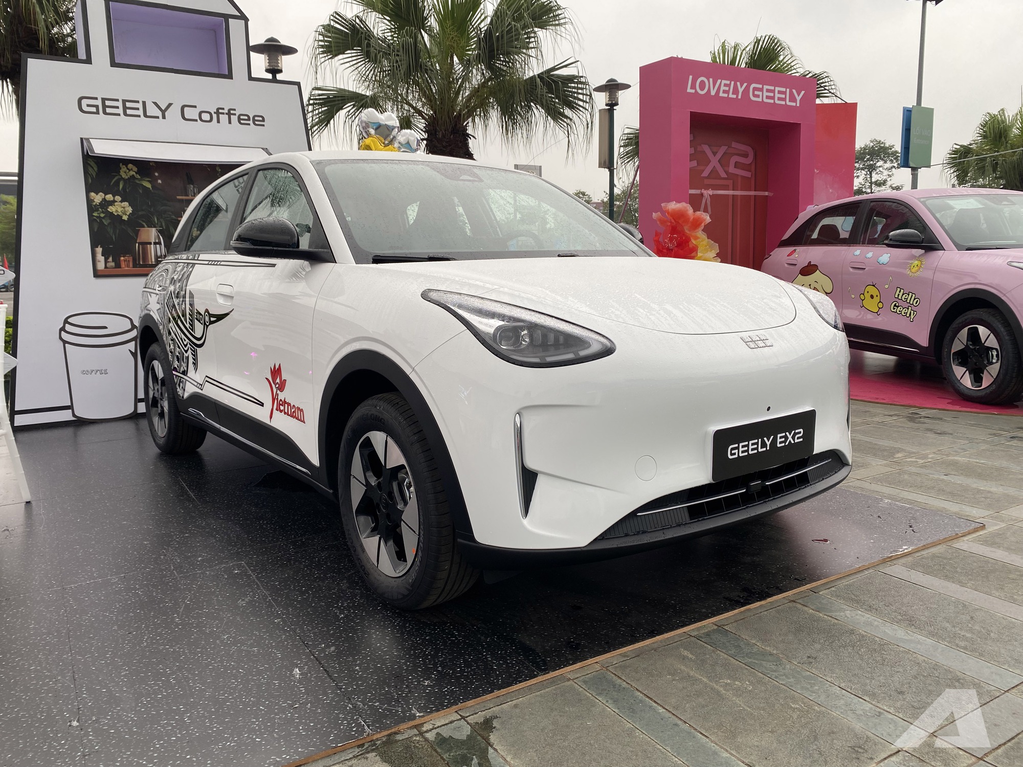 Geely EX2 ra mắt Việt Nam: Gi&aacute; từ 459 triệu đồng, m&agrave;n h&igrave;nh si&ecirc;u lớn, c&oacute; ADAS, sạc đầy đủ chạy H&agrave; Nội - H&agrave; Tĩnh- Ảnh 2.