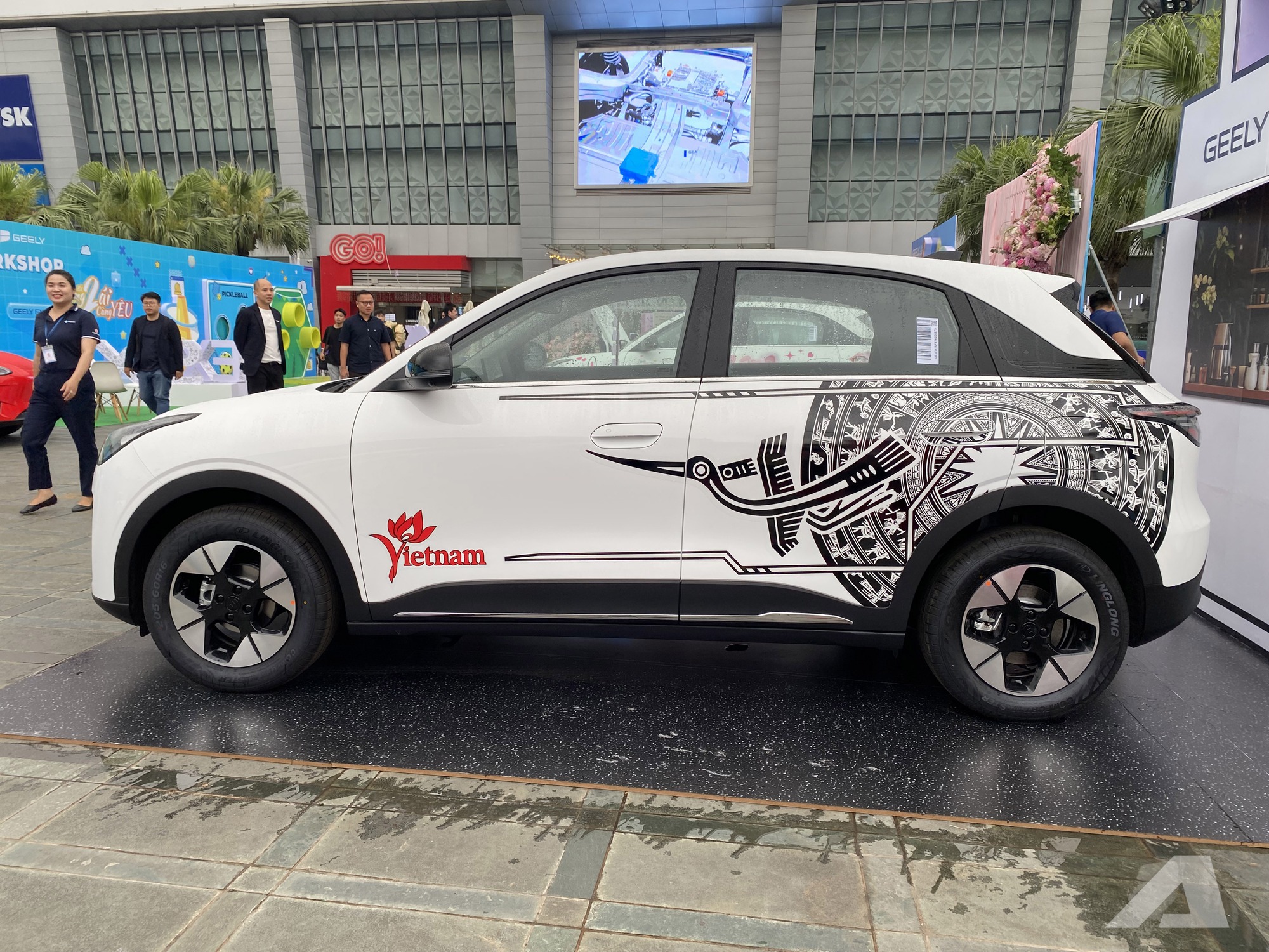 Geely EX2 ra mắt Việt Nam: Gi&aacute; từ 459 triệu đồng, m&agrave;n h&igrave;nh si&ecirc;u lớn, c&oacute; ADAS, sạc đầy đủ chạy H&agrave; Nội - H&agrave; Tĩnh- Ảnh 3.