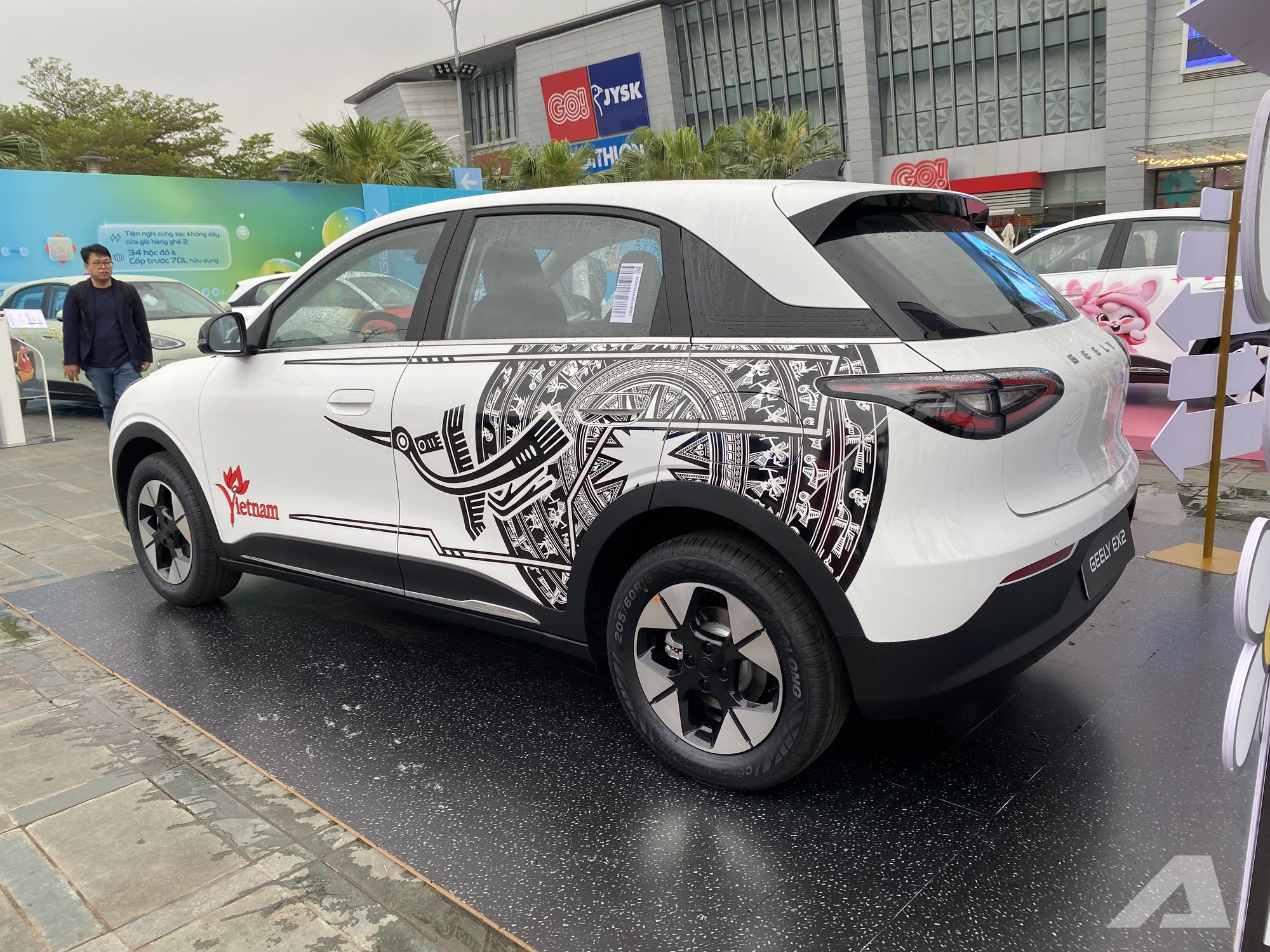 Geely EX2 ra mắt Việt Nam: Gi&aacute; từ 459 triệu đồng, m&agrave;n h&igrave;nh si&ecirc;u lớn, c&oacute; ADAS, sạc đầy đủ chạy H&agrave; Nội - H&agrave; Tĩnh- Ảnh 6.